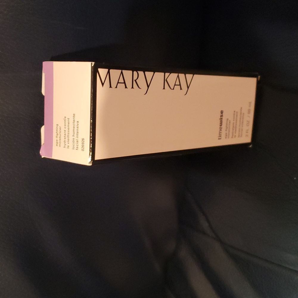 Mary Kay age-fighting moisturizer combination to oily skin.